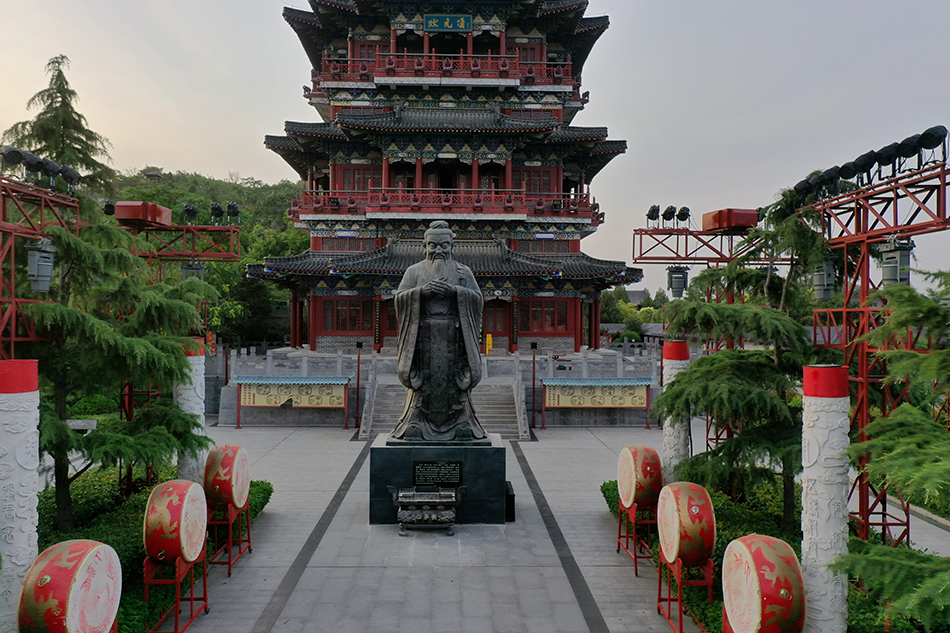 孔夫子石像.JPG